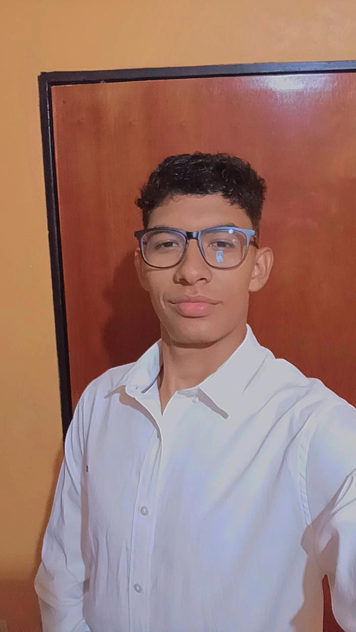 Foto profesional de Eduar Suárez, desarrollador full stack sonriendo en ambiente de oficina